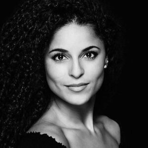 Patricia Meeden Instagram - Since everybody is posting it... I’ll join🤣 #headshot #bodyguardmusical #programmheft #ronacher #wienerschnitzel
📸: VBW/ Gregor Buchhaus 👏🏽😻👏🏽