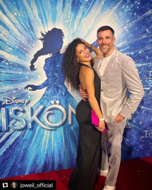 Patricia Meeden Instagram - Endlich wieder #liveentertainment!! Und was uns da gestern bei  @eiskoeniginmusical geboten wurde, war einfach nur fantastisch!! Danke @stageentertainment für diesen schönen Abend und herzlichen Glückwunsch an das komplette Team auf und hinter der Bühne!! Ihr seid einfach großartig und ich wünsche euch ein laaaaaange Spielzeit in Hamburg!!😍❄️☃️👏🏽 
P.S.:Es gab auch ein ganz besonderes Wiedersehen mit meinem #bodyguard @joweil_official 😎🥳 Was hab ich dich vermisst! 
#werbung #eiskönigin #frozen #hamburg #theateranderelbe #stageentertainment #musical #happy #werbung