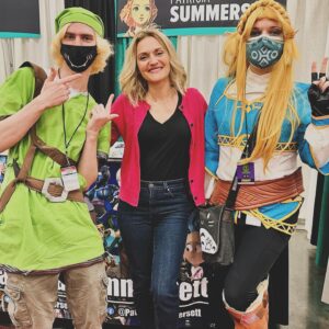 Patricia Summersett Instagram - Thank you for keeping it warm, Portland, and braving a rare kind of storm! Pictured here with the fabulous Jennifer Hale @jhalegram and Nadji Jeter. ❄️
Truly lovely moments with so many of you, delectable coffee and bonus: Caesar the ‘no drama llama’. 

Till we meet again—gorgeous weather next time, please! ☕️

See you in Orlando, Florida for Megacon 
Feb 1-4☀️

#bayonetta 
#zeldacosplay 
#fanexpoportland2024 
#spiderman2