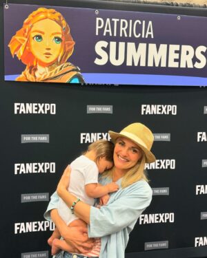 Patricia Summersett Instagram - Helen Hunt, a dear baby named Hylia, stellar cosplay and …. that’s a saturday wrap at @fanexpodallas ❣️

#zeldacosplay 
#hylia 
#fanexpodallas