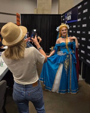 Patricia Summersett Instagram - Helen Hunt, a dear baby named Hylia, stellar cosplay and …. that’s a saturday wrap at @fanexpodallas ❣️

#zeldacosplay 
#hylia 
#fanexpodallas
