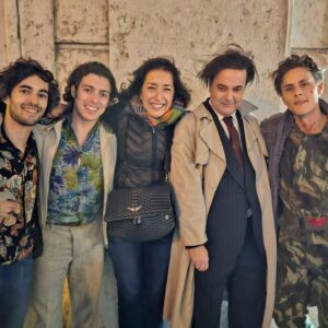 Patrícia Vasconcelos Instagram - Que maravilhaaaa. A minha cara de felicidade😍
Tanto orgulho neste casting. Ontem foi ao último dia de rodagem deste filme que promete. Revolução sem sangue do incrível @ruipsousa @revolucaosemsangue 
Faltam aqui alguns que já não apanhei a jeito como a @caldeira_helena e a @palomadelpillar e a @ateresavieira 
Obrigada a estes frandes produtores que tanto valorizam o trabalho de casting👌❤️
@filmesdamente e @stationproductions