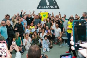 Patricio Freire Instagram - Nós lutamos por aquilo que acreditamos, por aqueles que queremos bem. Demos, literalmente, nosso sangue para crescer na vida e dar um futuro próspero pra nossa família. O presidente @jairmessiasbolsonaro apresenta as melhores propostas para o Brasil, para o nosso futuro, das nossas famílias, da nossa população, e por isso nos juntamos hoje para lutar por ele. Nossa bandeira é verde e amarela e devemos lutar por ela!

Tenho certeza que o dia de hoje gravarei para sempre na minha vida. Em nome do MMA brasileiro, presenteei nosso presidente com o cinturão que conquistei ao me sagrar novamente Campeão Mundial Peso Pena e também com um par de luvas do @bellatormma. Escutei de sua boca e de sua equipe planos para o esporte no Brasil, a inclusão social e vários benefícios que o investimento no esporte pode trazer para o nosso povo. Vi uma equipe compromissada com o melhor para o Brasil, para todos os brasileiros, e tenho orgulho de ter sido parte desse momento.

Dia 30 nosso país terá sua luta mais importante. Vote 22 por um Brasil melhor, não vamos deixar que aqueles que nos levaram à lama e não amam nosso país nem nosso futuro consigam chegar ao poder novamente!