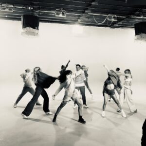 Patrick Fiori Instagram - Je suis heureux de vous annoncer que le clip « On se love » sort ce jeudi à 18h 😊 En attendant, voici la phase 2 du baromètre du love avec les photos inédites du tournage ! #onselove