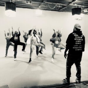 Patrick Fiori Instagram - Je suis heureux de vous annoncer que le clip « On se love » sort ce jeudi à 18h 😊 En attendant, voici la phase 2 du baromètre du love avec les photos inédites du tournage ! #onselove