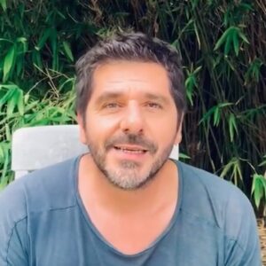 Patrick Fiori Instagram - Bonjour à tous, 
Petit message pour vous dire que la réédition de mon album « Un air de famille » sort le 10 Septembre et vous pouvez le précommander dès maintenant ! (Avec des lots exclusifs sur la boutique officielle) Le lien est disponible dans la bio !