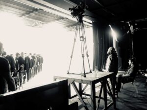 Patrick Fiori Instagram - Je suis heureux de vous annoncer que le clip « On se love » sort ce jeudi à 18h 😊 En attendant, voici la phase 2 du baromètre du love avec les photos inédites du tournage ! #onselove