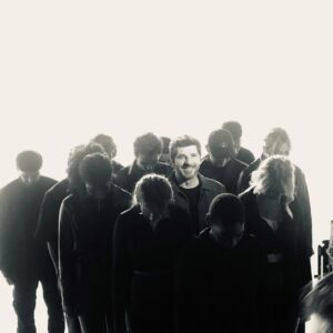 Patrick Fiori Instagram - Je suis heureux de vous annoncer que le clip « On se love » sort ce jeudi à 18h 😊 En attendant, voici la phase 2 du baromètre du love avec les photos inédites du tournage ! #onselove