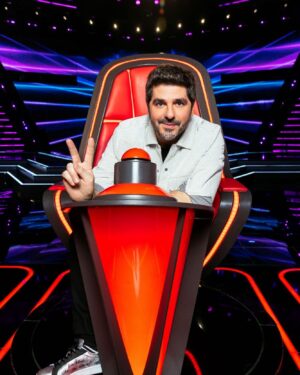 Patrick Fiori Instagram - J-2 ✌️Patrick Fiori ou Dr. Mue comme on l’appelle sur The Voice Kids est un coach qui parle avec son cœur et qui ne va pas se laisser faire, car il compte bien remporter son 4 trophée cette saison. 
@patrickfiorioff #thevoicekids @thevoice_tf1 #willbewinner #coach @tf1 @bureau233 @bendecoin