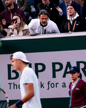Patrick Mouratoglou Instagram - My 2024 @rolandgarros was so full of passion and emotion. 
From coaching @holgerrune who has been my no1 focus, to working for @francetvsport, I watched and commentated 10  hours of tennis every single day. #tennis #tennislove #rolandgarros photos @photoginie