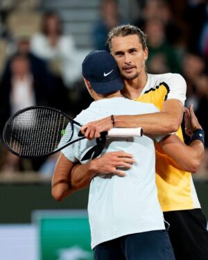 Patrick Mouratoglou Instagram - There are the losses that you regret and the ones that you can be proud of. 
I am very proud of you @holgerrune.
You have given everything yesterday night and you are making real progresses. You are learning fast and giving everything to make your dreams come true. 

Congratulations to @alexzverev123 for your performance and good luck for the rest of the tournament.

📸 @photoginie 
#tennis #tennislove #rolandgarros