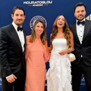 Patrick Mouratoglou Instagram - Alguns chamariam de noite de gala, “red carpet”, mas nós de rolê aleatório kkk. Foi uma noite muito divertida com a família e amigos em um evento para levantar fundos e patrocinar novos tenistas, o '10º Mouratoglou Annual Charity Gala'. Grata pelo convite do amigo @ronaldo que é um grande incentivador do Pedro no tênis e nos convidou para viver esses momentos tão incríveis!

O homenageado da noite foi Ronaldo, ‘O Fenômeno’, @victorialuizabarros estava em destaque como uma promessa dessa nova geração no tênis, o @pato também foi ao palco juntamente com @miketyson , o ícone do NBA @stevenash e vários outros atletas. 

Meu marido @fabiofaria.br não ficou de fora não… foi sorteado em uma rifa para assistir um campeonato de tênis em Londres!!! Sortudo hein!!

Enfim, obrigado @patrickmouratoglou por tudo que você tem feito pelo tênis. O sucesso desse evento são os frutos que você plantou!