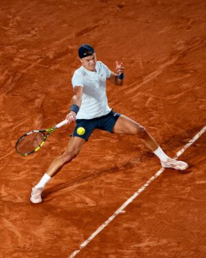 Patrick Mouratoglou Instagram - Every match is a journey in which we keep focusing on what we can control. 
Great job @holgerrune and last 16 tomorrow
📸 @photoginie #tennis #tennislife #rolandgarros