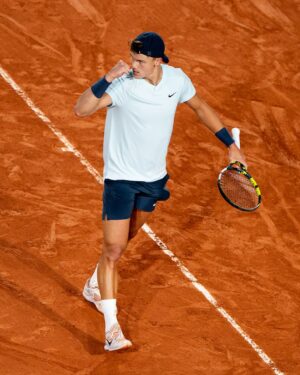 Patrick Mouratoglou Instagram - Every match is a journey in which we keep focusing on what we can control. 
Great job @holgerrune and last 16 tomorrow
📸 @photoginie #tennis #tennislife #rolandgarros