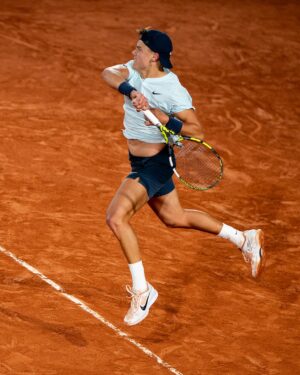 Patrick Mouratoglou Instagram - Every match is a journey in which we keep focusing on what we can control. 
Great job @holgerrune and last 16 tomorrow
📸 @photoginie #tennis #tennislife #rolandgarros