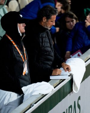 Patrick Mouratoglou Instagram - Every match is a journey in which we keep focusing on what we can control. 
Great job @holgerrune and last 16 tomorrow
📸 @photoginie #tennis #tennislife #rolandgarros