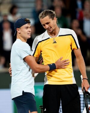 Patrick Mouratoglou Instagram - There are the losses that you regret and the ones that you can be proud of. 
I am very proud of you @holgerrune.
You have given everything yesterday night and you are making real progresses. You are learning fast and giving everything to make your dreams come true. 

Congratulations to @alexzverev123 for your performance and good luck for the rest of the tournament.

📸 @photoginie 
#tennis #tennislove #rolandgarros
