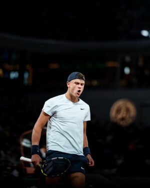 Patrick Mouratoglou Instagram - There are the losses that you regret and the ones that you can be proud of. 
I am very proud of you @holgerrune.
You have given everything yesterday night and you are making real progresses. You are learning fast and giving everything to make your dreams come true. 

Congratulations to @alexzverev123 for your performance and good luck for the rest of the tournament.

📸 @photoginie 
#tennis #tennislove #rolandgarros