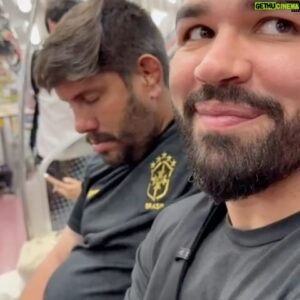 Patricky Freire Instagram - Meu treinador @thiagotourao tirando um cochilo no metrô em tokio, tentando se adaptar ao fuso 🤣