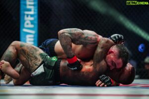 Patricky Freire Instagram - PFL Fight of the Year:
Bruno Miranda vs Patricky Pitbull 🇧🇷⚔️

Both fighters came out guns blazing, throwing caution to the wind in an effort to secure a “Quick Six” and cement their place in the PFL Playoffs.

While neither man was able to secure a highly coveted playoff spot, the fight sent the packed arena into a frenzy, lifting fans out of their seats and captivating viewers from all around the world. 

A closely contested affair from start to finish, Bruno “Robusto” Miranda would go on to pick up a split decision victory over the legendary “King of KOs” Patricky Pitbull.

Respect to both warriors for an action-packed, highly memorable fight 🙌🏻

———————————————————————————

Luta do Ano no PFL:
Bruno Miranda x Patricky Pitbull 🇧🇷⚔️

Ambos os lutadores saíram com armas em punho, jogando a cautela ao vento em um esforço para garantir um “Quick Six” e consolidar seu lugar nos Playoffs do PFL.

Embora nenhum dos dois tenha conseguido garantir uma vaga nos playoffs altamente cobiçados, a luta levou a arena lotada ao frenesi, tirando os fãs de seus assentos e cativando espectadores de todo o mundo. 

Um caso muito disputado do início ao fim, Bruno “Robusto” Miranda conquistaria uma vitória por decisão dividida sobre o lendário “Rei dos KOs” Patricky Pitbull.

Respeito a ambos os guerreiros por uma luta cheia de ação e altamente memorável 🙌🏻
(📸: @mattdaviesphotography)