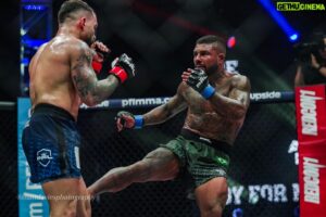Patricky Freire Instagram - PFL Fight of the Year:
Bruno Miranda vs Patricky Pitbull 🇧🇷⚔️

Both fighters came out guns blazing, throwing caution to the wind in an effort to secure a “Quick Six” and cement their place in the PFL Playoffs.

While neither man was able to secure a highly coveted playoff spot, the fight sent the packed arena into a frenzy, lifting fans out of their seats and captivating viewers from all around the world. 

A closely contested affair from start to finish, Bruno “Robusto” Miranda would go on to pick up a split decision victory over the legendary “King of KOs” Patricky Pitbull.

Respect to both warriors for an action-packed, highly memorable fight 🙌🏻

———————————————————————————

Luta do Ano no PFL:
Bruno Miranda x Patricky Pitbull 🇧🇷⚔️

Ambos os lutadores saíram com armas em punho, jogando a cautela ao vento em um esforço para garantir um “Quick Six” e consolidar seu lugar nos Playoffs do PFL.

Embora nenhum dos dois tenha conseguido garantir uma vaga nos playoffs altamente cobiçados, a luta levou a arena lotada ao frenesi, tirando os fãs de seus assentos e cativando espectadores de todo o mundo. 

Um caso muito disputado do início ao fim, Bruno “Robusto” Miranda conquistaria uma vitória por decisão dividida sobre o lendário “Rei dos KOs” Patricky Pitbull.

Respeito a ambos os guerreiros por uma luta cheia de ação e altamente memorável 🙌🏻
(📸: @mattdaviesphotography)