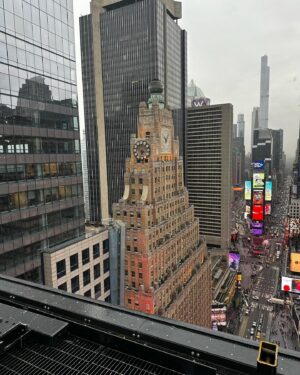 Paul Anka Instagram - Hello New York! I’m getting ready for my NYE performance in Times Square with the @fontainebleaulasvegas ! I can’t wait for you all to see this. Check it out on your local news channels at 11:51 PM🪩 💫