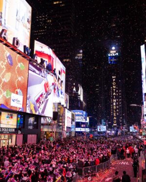 Paul Anka Instagram - Last night was incredible…. Thank you New York! Happy New Year everyone 🥳

@timessquarenyc @fontainebleaulasvegas