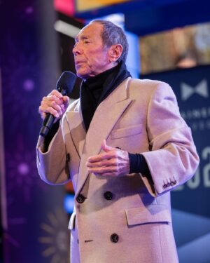 Paul Anka Instagram - Last night was incredible…. Thank you New York! Happy New Year everyone 🥳

@timessquarenyc @fontainebleaulasvegas