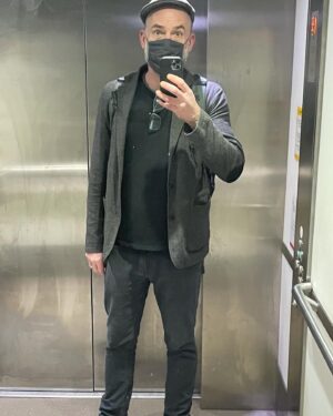 Paul Blackthorne Instagram - Leaving gray mid winter England.
Just noticed what I was wearing.
Gray gray gray gray gray.
Time to shake this up a bit!
✈️✈️✈️