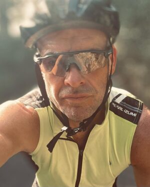 Paul Blackthorne Instagram - Don’t take selfies on bicycles.
Last days of summer.
#mamil