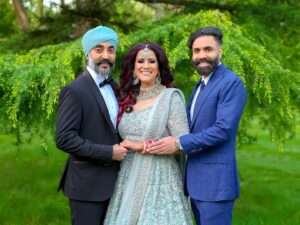 Paul Chowdhry Instagram - Thanks for all the congratulations about the wedding. Not mine yet; my sister’s.

I gave the family my sister @manmeet_chowdhry, and they gave me a box of pizza.

My outfits are from @yashwanti.london