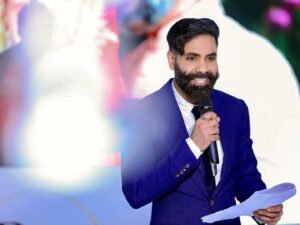 Paul Chowdhry Instagram - Thanks for all the congratulations about the wedding. Not mine yet; my sister’s.

I gave the family my sister @manmeet_chowdhry, and they gave me a box of pizza.

My outfits are from @yashwanti.london