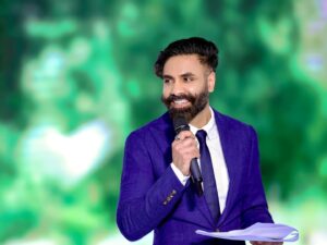 Paul Chowdhry Instagram - Thanks for all the congratulations about the wedding. Not mine yet; my sister’s.

I gave the family my sister @manmeet_chowdhry, and they gave me a box of pizza.

My outfits are from @yashwanti.london