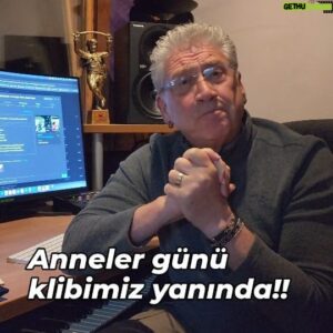 Paul Dwyer Instagram - "Melek Gibi" yayında!!! Paul Dwyer Music YouTube kanalından dinleyebilirsiniz! Ayrıca bize fotoğraflarını yollayan herkese sonsuz teṣekkürlerimizi sunuyorum. İyiki varsınız. Keşke tüm fotoğrafları kullanabilecek imkanımız olsaydı. 
Hepimizin anneler günü kutlu olsun. 🎸🌹