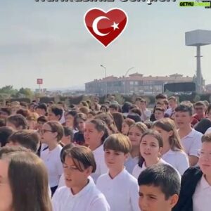 Paul Dwyer Instagram - Onlarca yüzlerce video geldi. Hepinize çok teşekkür ederiz. Bizi çok gururlandırdınız. Marşımızı icra eden tüm okulların gençlerine ve müzik öğretmenlerine minnettarım. Harikasınız gençler!