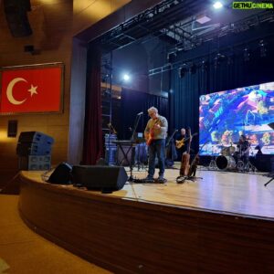 Paul Dwyer Instagram - Öncelikle salonu tıklım tıklım dolduran muhteşem Kütahya haklına, sonrasında bizi ekip olarak eksiksiz ağırlayan tüm organizasyona ve Kütahya Belediyesi'ne sonsuz teşekkür ederiz. Bizim için unutulmayacak sahnelerden biri oldu. En kısa zamanda tekrar görüşmek üzere. 👋🏻👋🏻🎸🎸