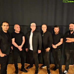 Paul Dwyer Instagram - Öncelikle salonu tıklım tıklım dolduran muhteşem Kütahya haklına, sonrasında bizi ekip olarak eksiksiz ağırlayan tüm organizasyona ve Kütahya Belediyesi'ne sonsuz teşekkür ederiz. Bizim için unutulmayacak sahnelerden biri oldu. En kısa zamanda tekrar görüşmek üzere. 👋🏻👋🏻🎸🎸