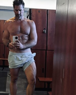 Paul Greene Instagram - To stay young… Lift heavy things

Unless you hurt your back lifting heavy… Then you’ll feel old 

So it’s best to warm up 
And smile a lot 
I was smiling on the inside in these pictures 
#fitness #menshealth @menshealthmag #mensphysique #fit50