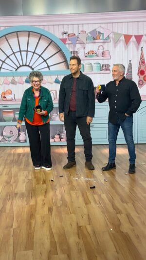 Paul Hollywood Instagram - When Prue and I met Chris Pratt @prattprattpratt … @goodmorningamerica #roku #thegreatamericanbakingshow #smashedcup