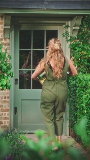 Paul Hollywood Instagram - How exciting that @blakelively wanted to spend her birthday with me, in my home, unannounced. At least she brought showstopping @bettybooze refreshments.
 Happy Birthday Blake X
#ad  #PaulHollywood #BettyBooze #BlakeLively