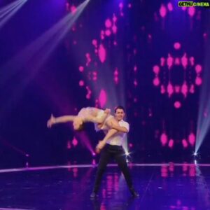 Paul Karmiryan Instagram - Happy International Dance Day🙌🏼🕺
I miss traveling... So throwing it back to that one time @itsbrittcherry and I performed in INDIA on the show Dance Plus 3 as the surprise international guests. This was especially unique for us because we were asked to combine our style with elements of India's cultural dance influence. An unforgettable experience with Bollywood legend @iamsrk and the amazing @remodsouza @dharmesh0011 @punitjpathakofficial  @mohanshakti @raghavjuyal .Thank you for greeting us with open arms and showing us an amazing time India 🙌🏼🇮🇳 Sending my love and good vibes to the world and all of it's amazing cultures  people 🙏🏼
.
.
@shampagopikrishna999 @bertdsou @tanya_kaila @starplus 💛
.
Song: 🎶 Baby Ko Bass Passand Hai- @beingsalmankhan feat. @anushkasharma
#InternationalDanceDay *Instagram kept taking this down so I had to post it in parts 🤷🏽‍♂️