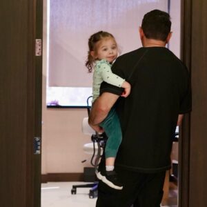 Paul Nassif Instagram - My favorite consult of the day @nassifmedical… 💜 

#nassifmd #nassifmedical #prouddad #girldad #tbt #throwbackthursday #bringyourkidtoworkday