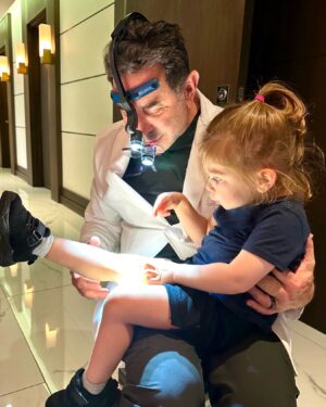 Paul Nassif Instagram - This patient of mine had a little scratch on her leg, but I’m happy to say she’s healing beautifully and will make a full recovery! 😅💜

#bestpatient #prouddad #girldad #tbt #throwbackthursday #scratch #daddysgirl