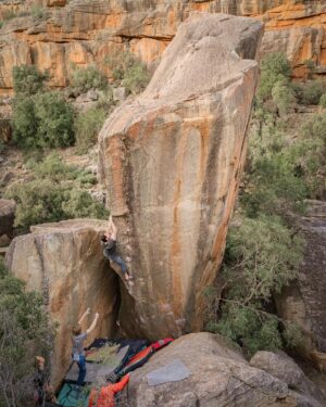 Paul Robinson Instagram - Ubuntu, 8A /V12 just another legend boulder in Rocklands. Can’t even explain how good this place is 🤤. Nice FA to @keenantakahashi ! #bouldering photo: @pixbyeisa