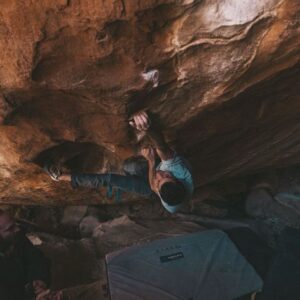 Paul Robinson Instagram - One of the best lines hueco has to offer, “Versace, Versace,” V12 from @westmountainmedia so stoked I got to climb this over my trip to the tanks. #bouldering photo: @westmountainmedia