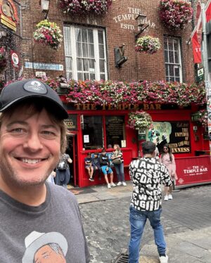 Paul Sidoti Instagram - Dublin! You were amazing! Flat Scarlett got to hang out for a long time with my dear friend of 16 years @joeelliott of @defleppard .. Caught up on so much and the fun times we’ve had since crossroads .. Loved seeing many fans at Temple Bar having some Guinness and friends who came from the states.. Onward! 🇮🇪🎸 @taylorswift