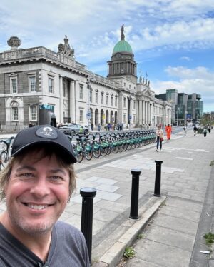Paul Sidoti Instagram - Dublin! You were amazing! Flat Scarlett got to hang out for a long time with my dear friend of 16 years @joeelliott of @defleppard .. Caught up on so much and the fun times we’ve had since crossroads .. Loved seeing many fans at Temple Bar having some Guinness and friends who came from the states.. Onward! 🇮🇪🎸 @taylorswift