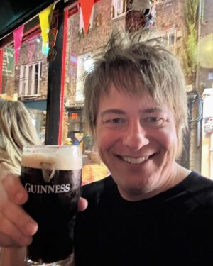 Paul Sidoti Instagram - Dublin! You were amazing! Flat Scarlett got to hang out for a long time with my dear friend of 16 years @joeelliott of @defleppard .. Caught up on so much and the fun times we’ve had since crossroads .. Loved seeing many fans at Temple Bar having some Guinness and friends who came from the states.. Onward! 🇮🇪🎸 @taylorswift