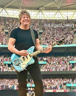 Paul Sidoti Instagram - 🇬🇧 London you were incredible!! Great times catching up with my dear friend and musical hero @bryanadams with Flat Scarlett getting to say hi and tour the city.. She had so much fun especially shopping at Harrod’s 🤣. And to my dear friends/family the Schwarz’s who came to visit and brought a little piece of home, thank you for everything.. @amy_schwarz_1 @aschwarz_ @campbellschwarz @_dannischwarz Danny Schwarz.. ❤️