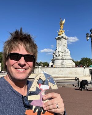 Paul Sidoti Instagram - 🇬🇧 London you were incredible!! Great times catching up with my dear friend and musical hero @bryanadams with Flat Scarlett getting to say hi and tour the city.. She had so much fun especially shopping at Harrod’s 🤣. And to my dear friends/family the Schwarz’s who came to visit and brought a little piece of home, thank you for everything.. @amy_schwarz_1 @aschwarz_ @campbellschwarz @_dannischwarz Danny Schwarz.. ❤️